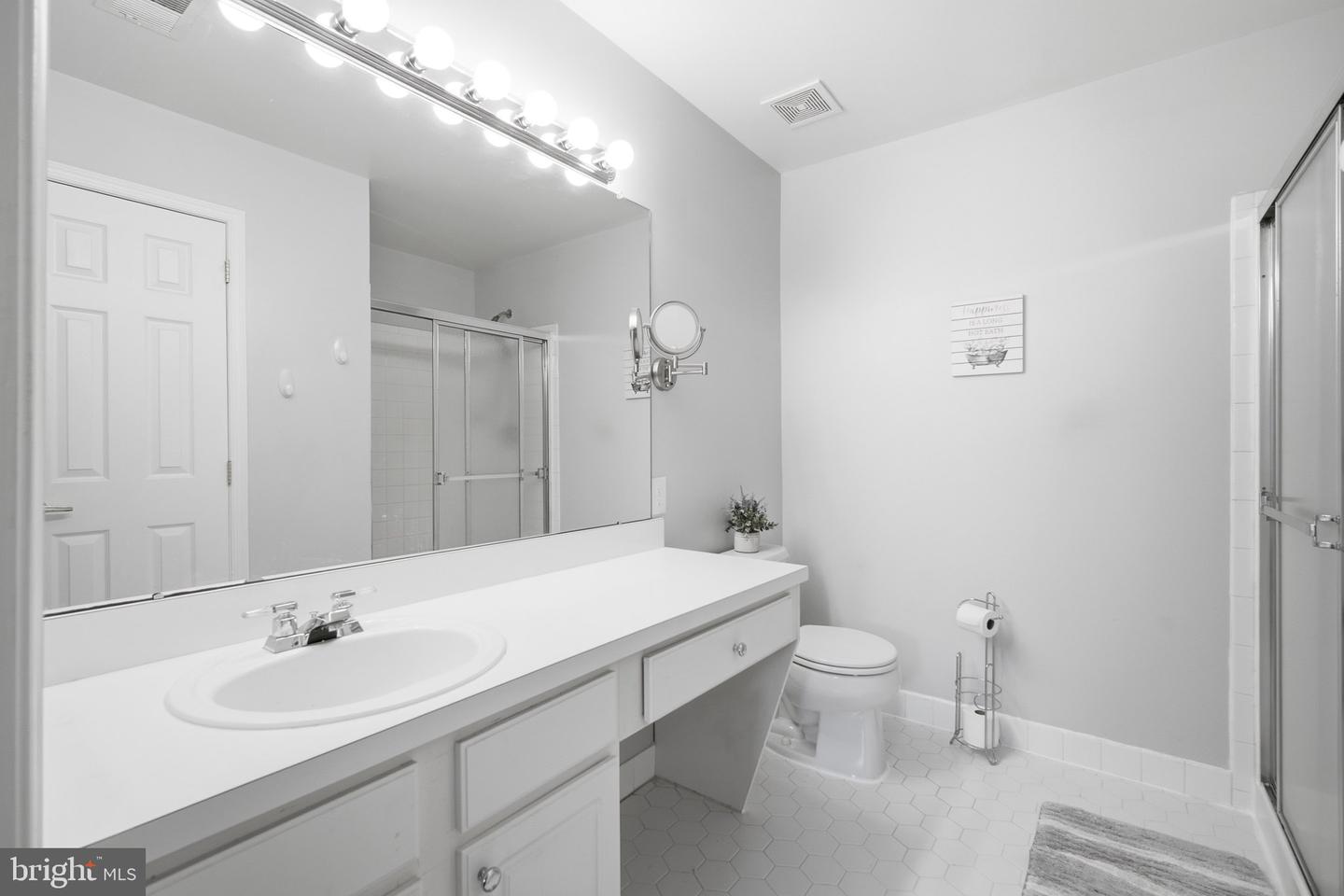 657 E Chancery Ln Property Photo 19