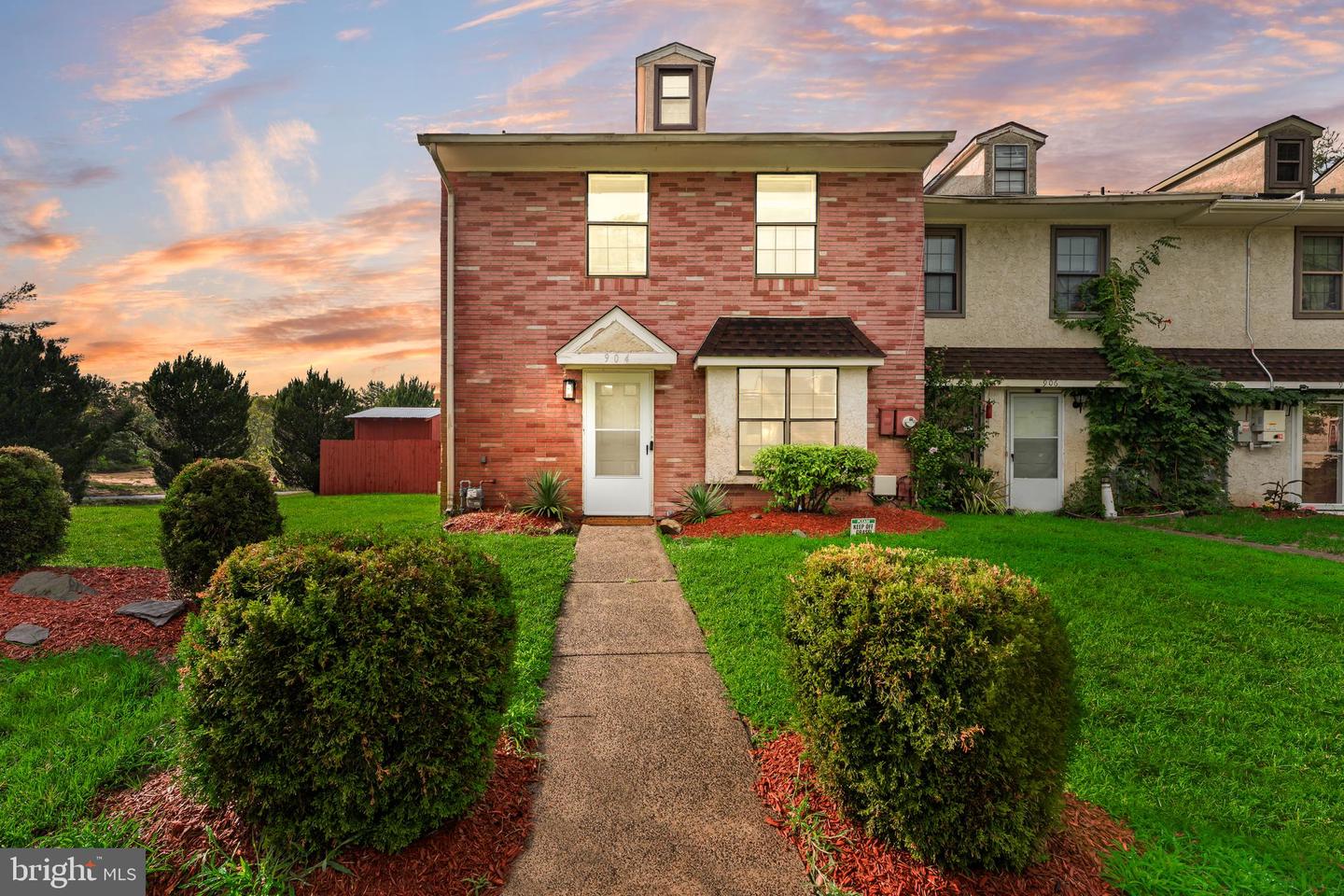 904 BLAKE DR