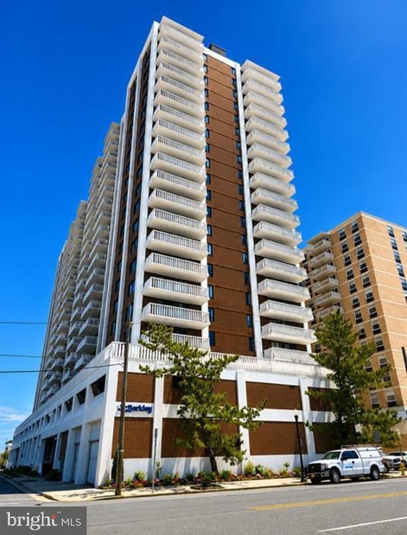 100 S BERKLEY SQ #21N
