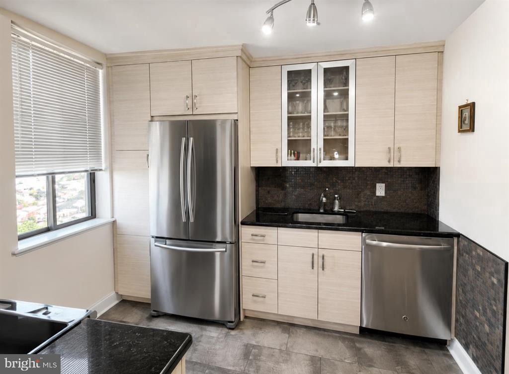 100 S Berkley Sq #21n Property Photo 3