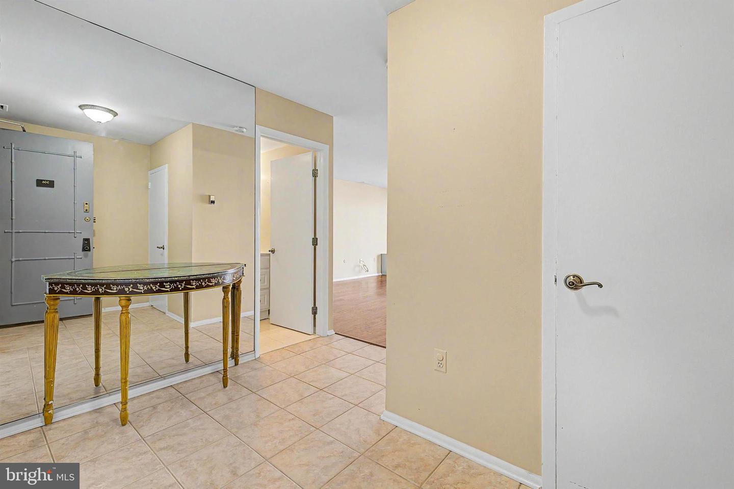 5000 Boardwalk #506 Property Photo 3