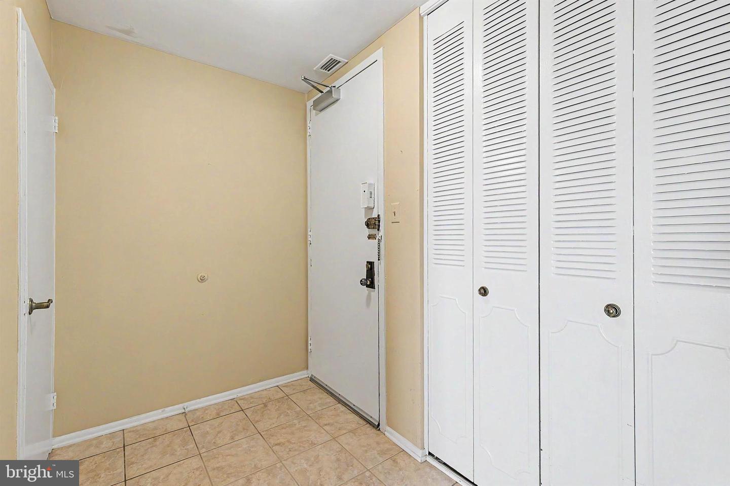 5000 Boardwalk #506 Property Photo 4