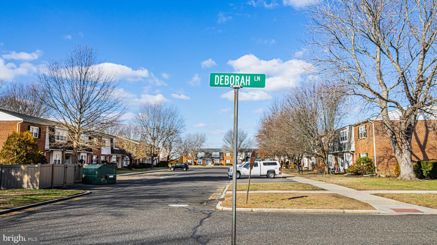 22 Deborah Ln #d Property Photo 3