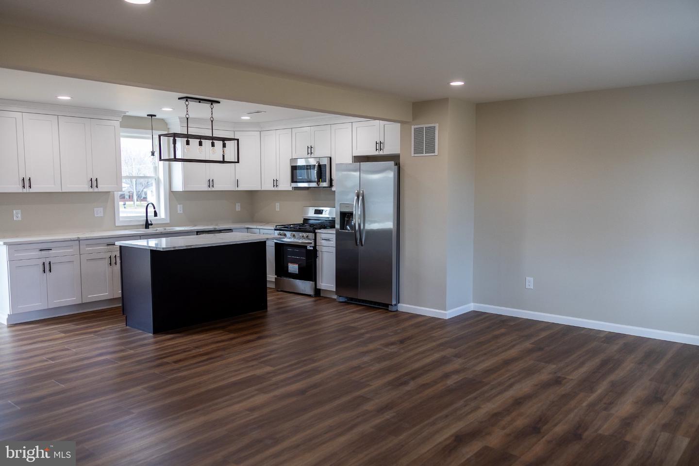 205 Sumner St Property Photo 2