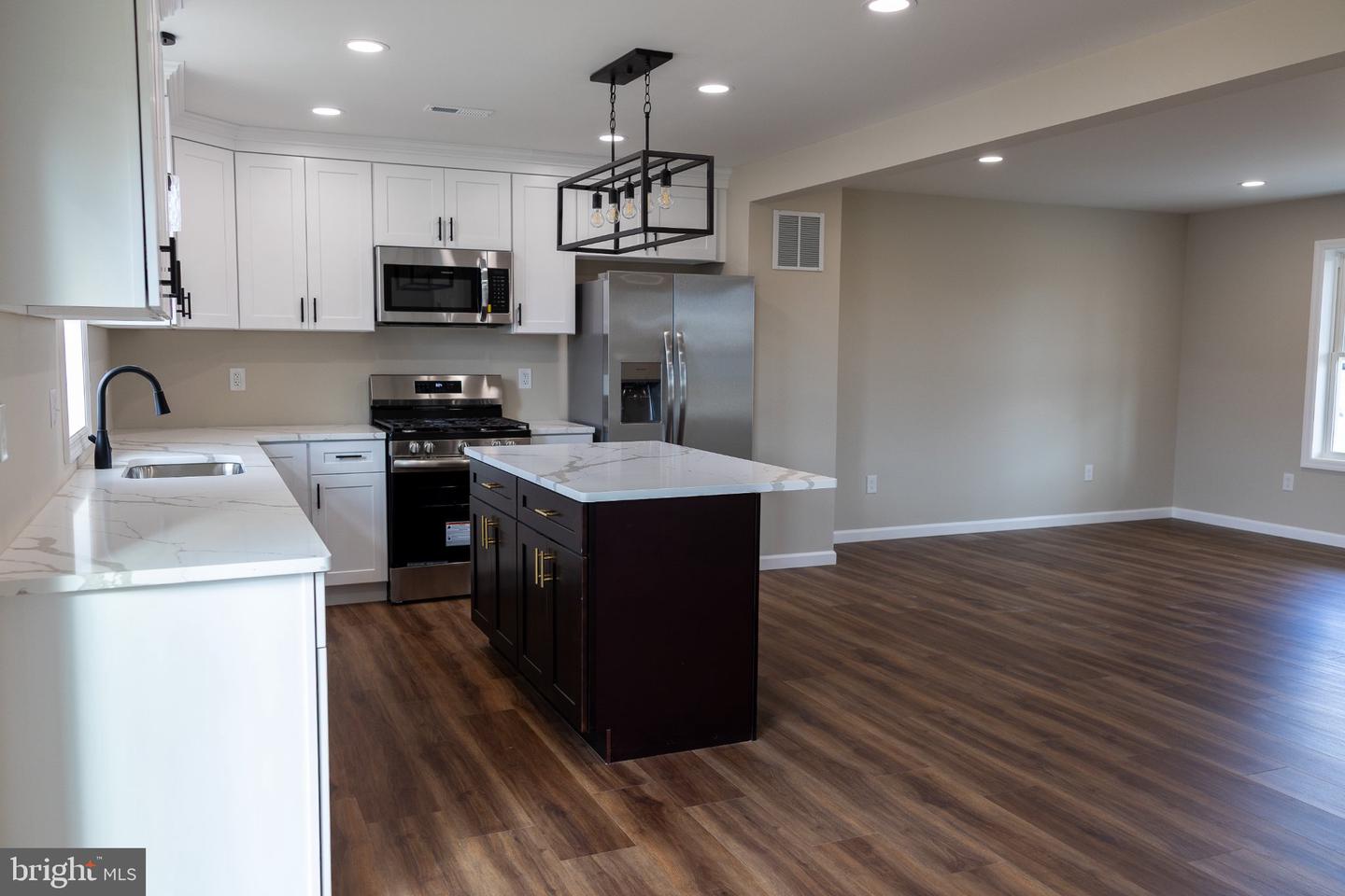 205 Sumner St Property Photo 10
