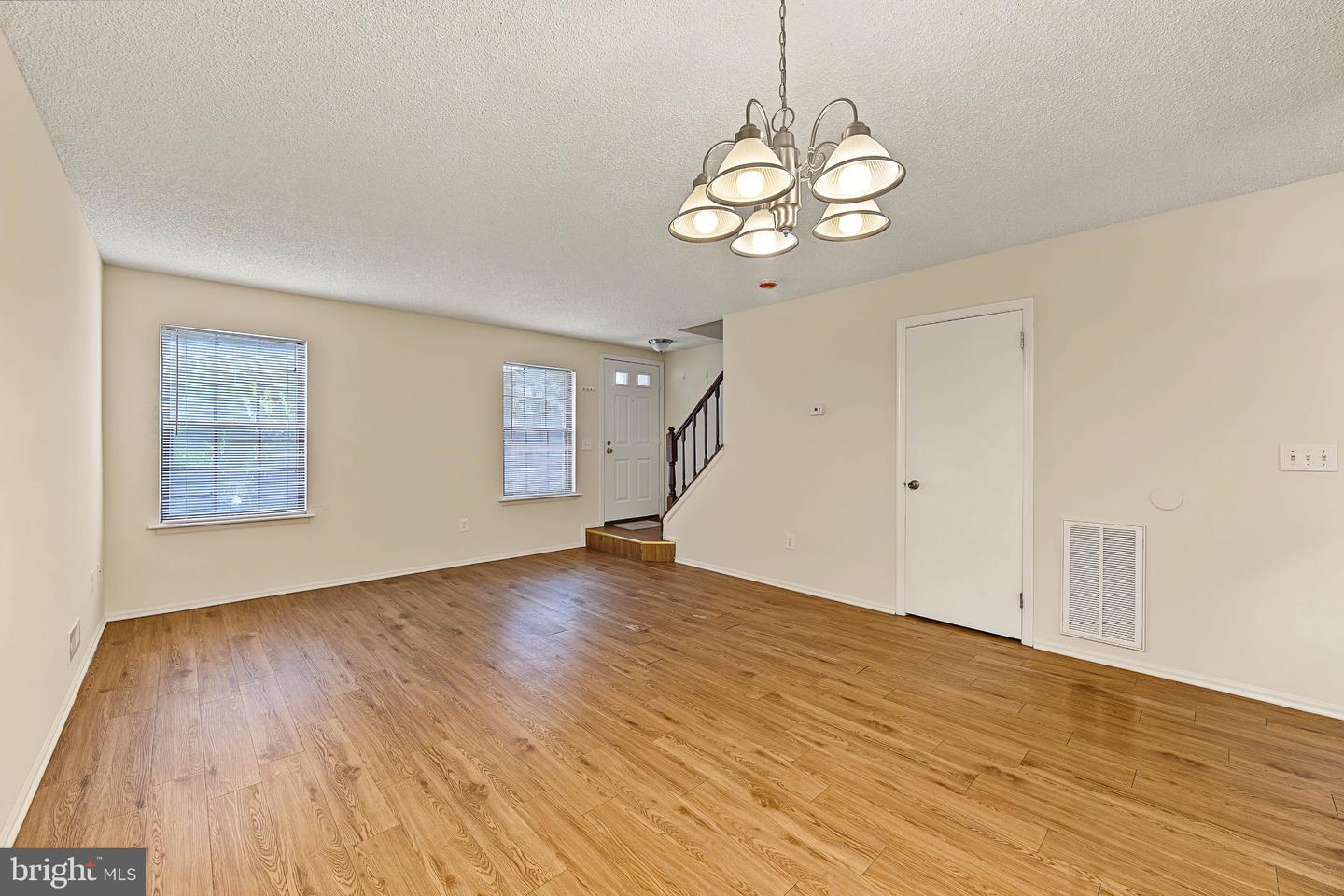 23 Greenwich Dr Property Photo 5