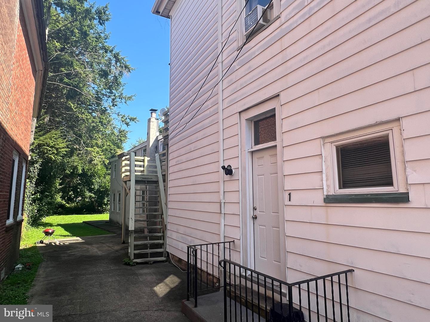 127 E Broad St Property Photo 5