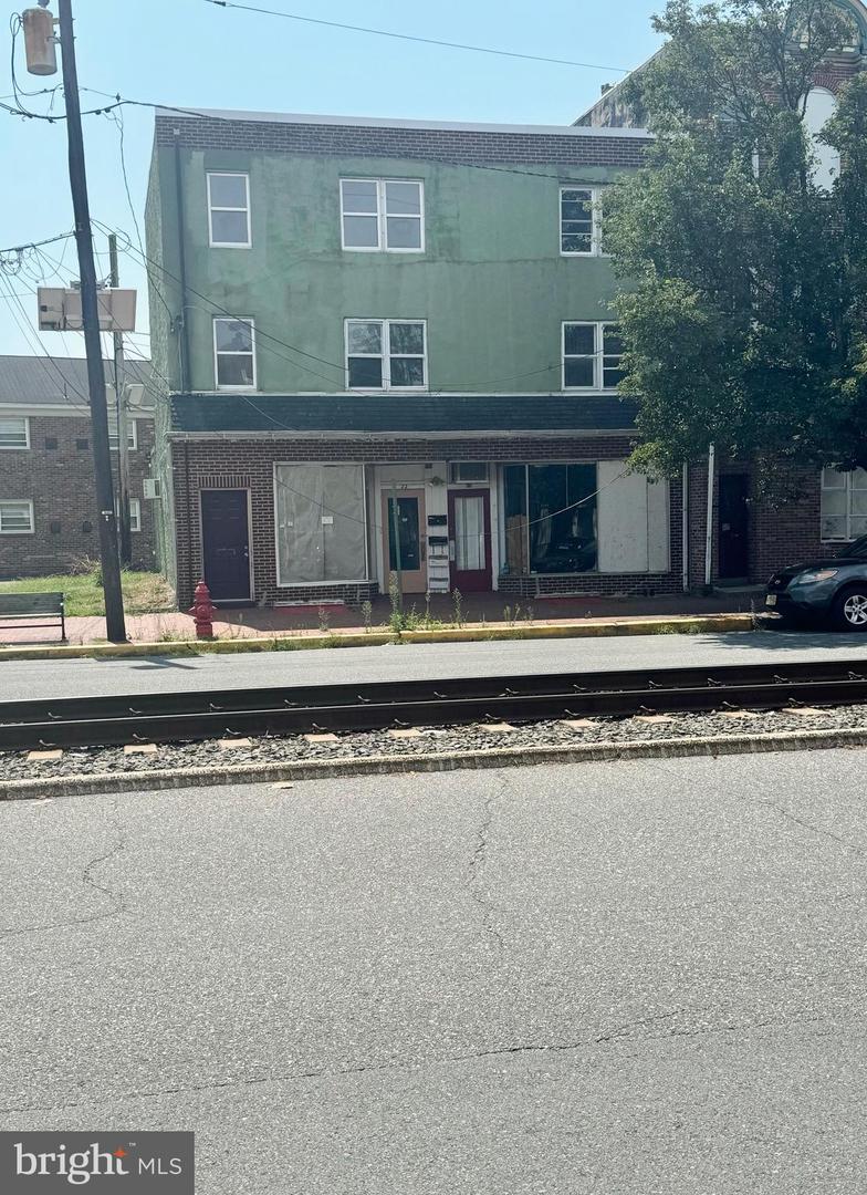 E BROAD ST Property Photo 1