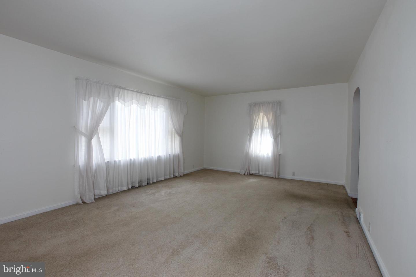 30 Cooper Ave Property Photo 2