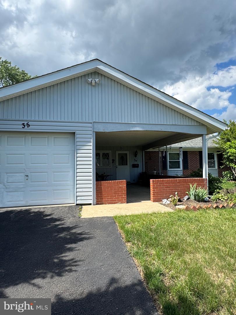 35 Stonehaven Ln Property Photo 1