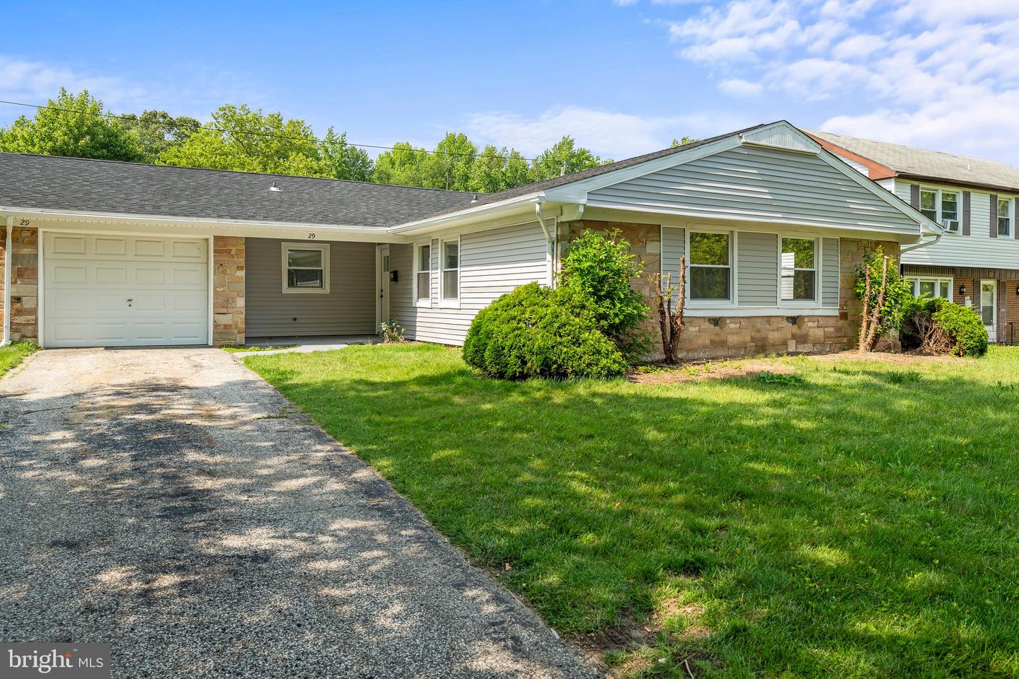 29 Hinsdale Ln Property Photo 2