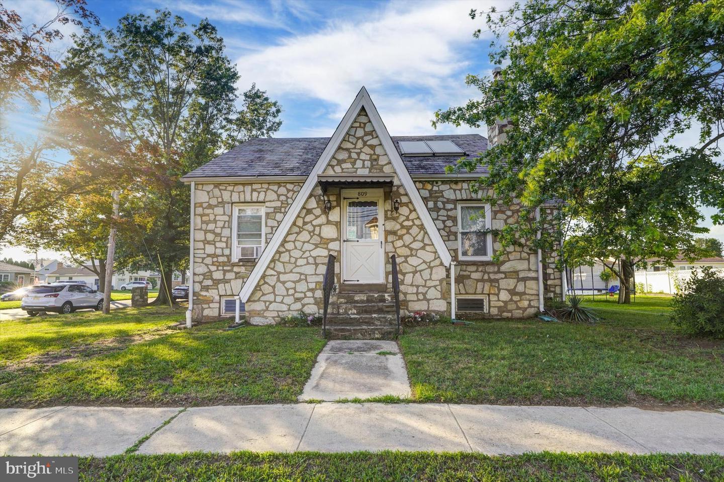 809 Olive St Property Photo 1