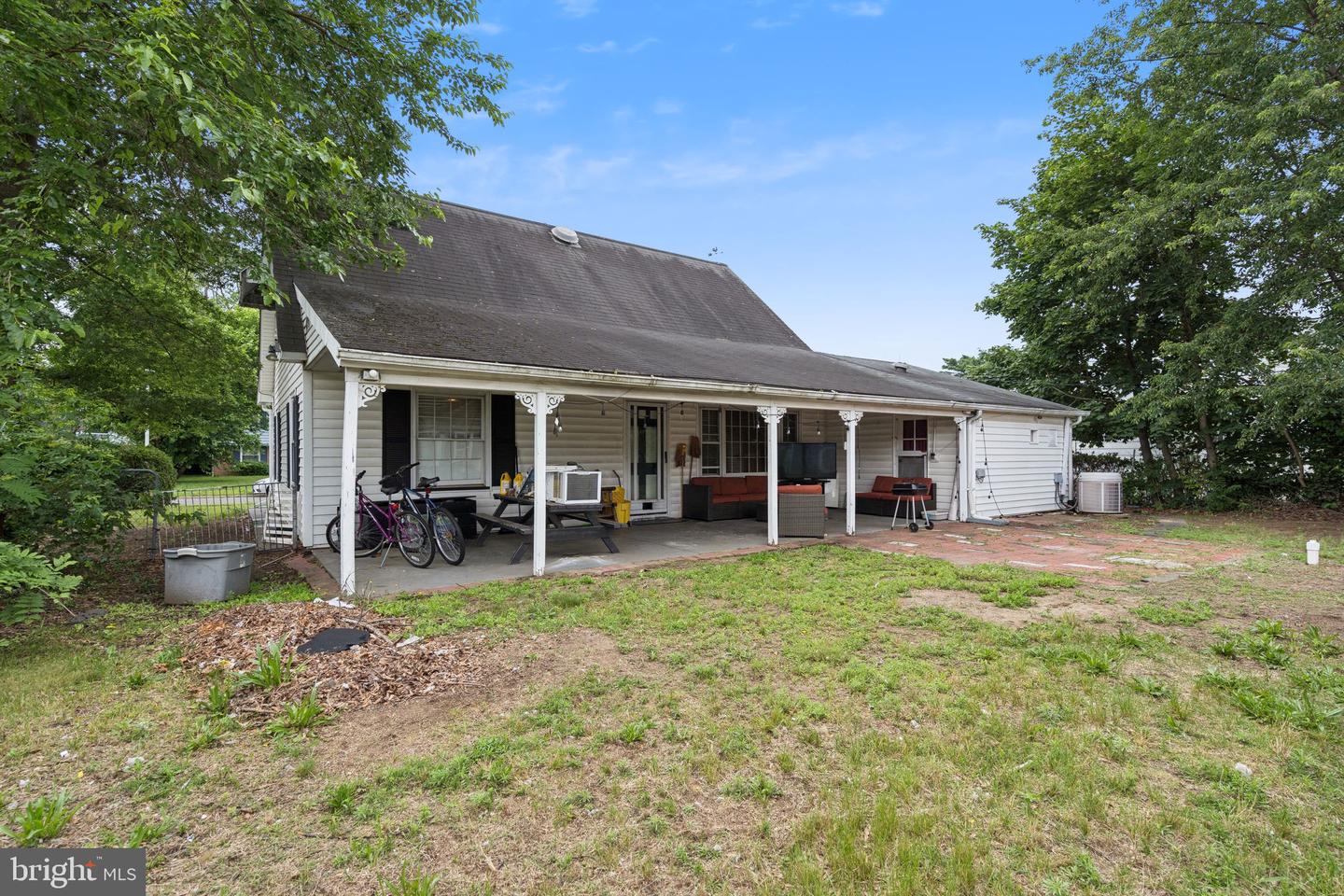 15 Barker Ln Property Photo 1