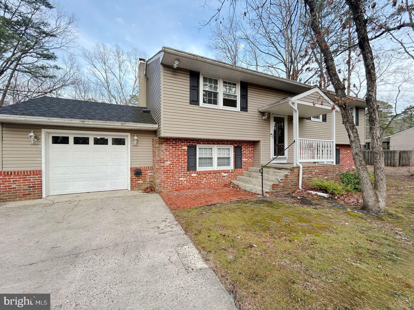 213 OAK LN