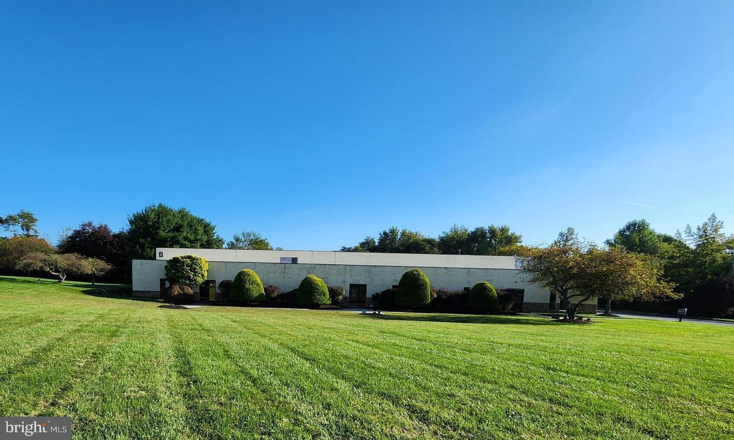1 Linda Ln #a Property Photo 2