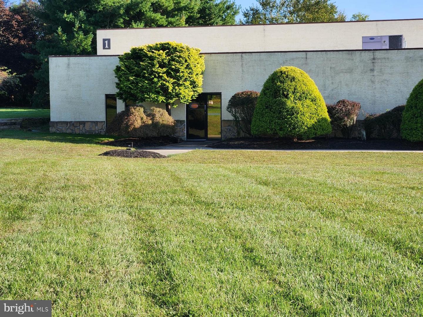 1 Linda Ln #a Property Photo 3