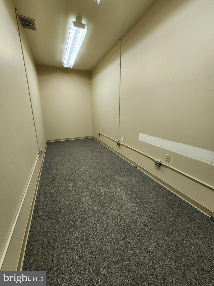 1 Linda Ln #a Property Photo 9