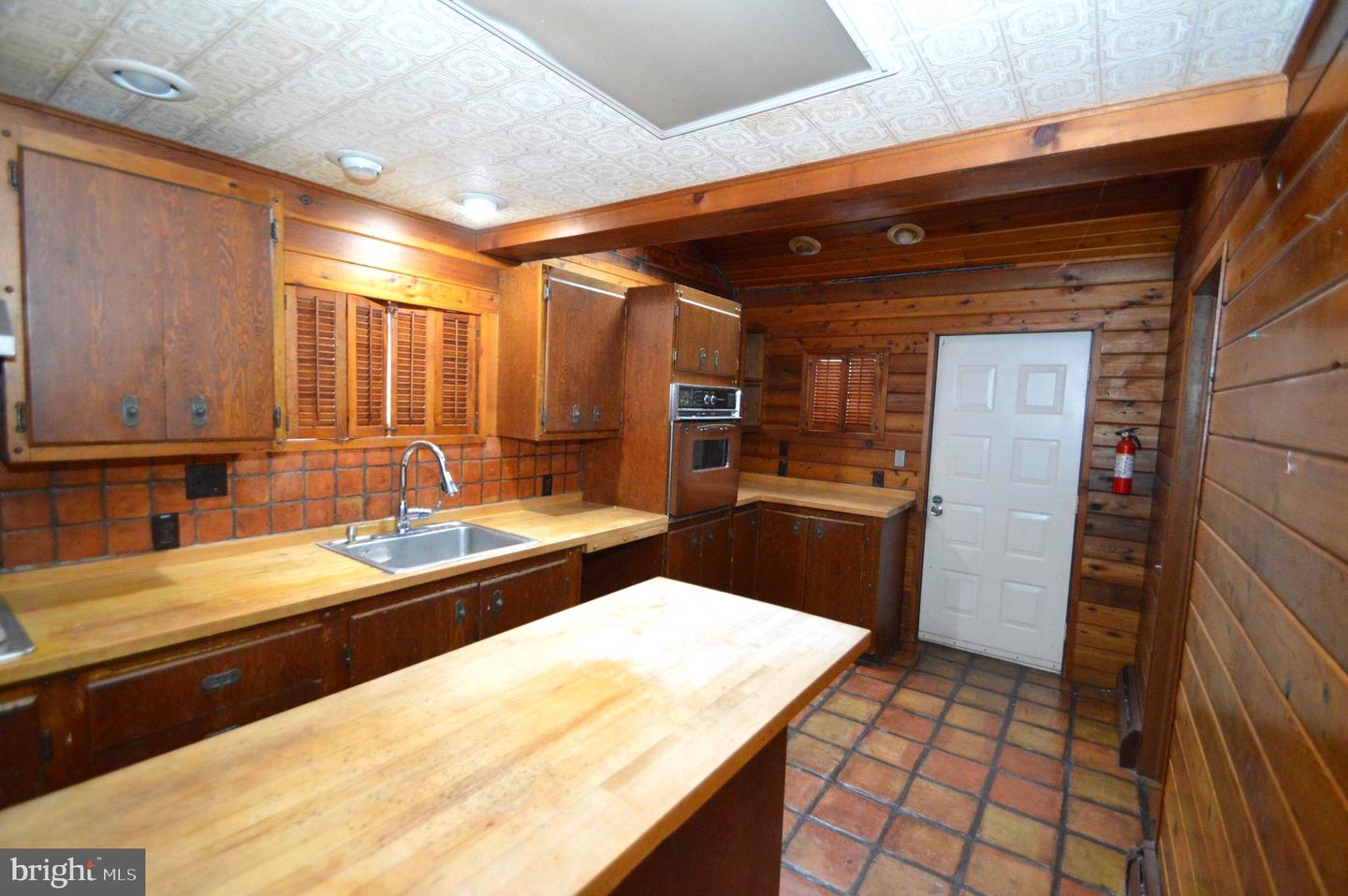 105 Thompson St Property Photo 9