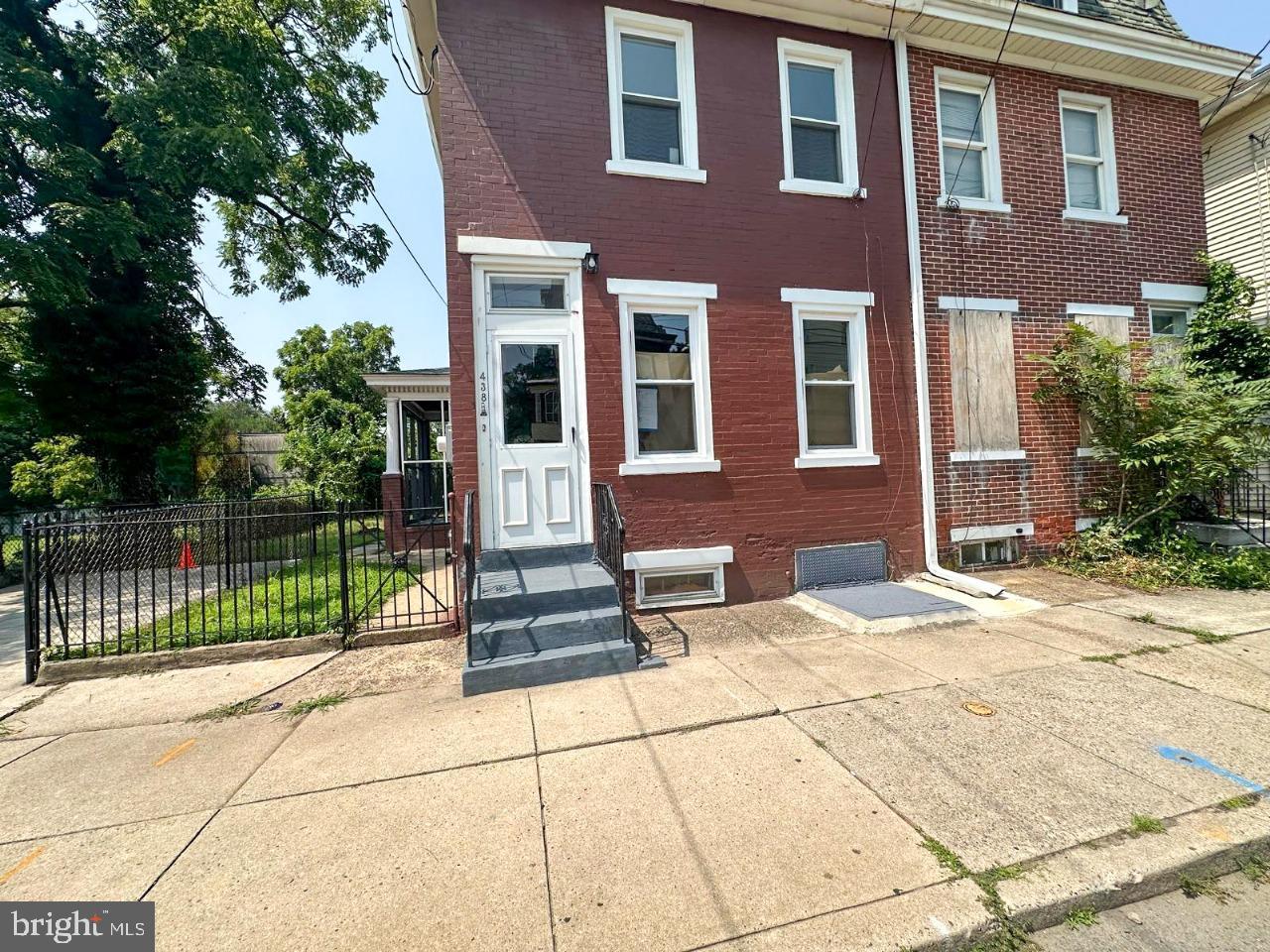 438 Lawrence St Property Photo 1
