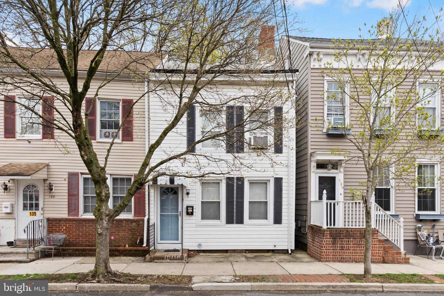 137 2nd St Property Photo 1
