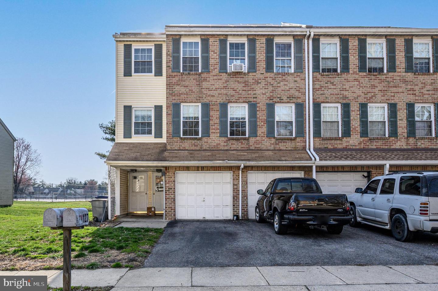 127 CHAUCER RD Property Photo 1