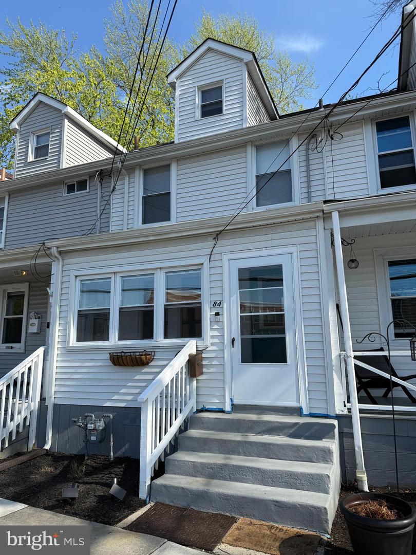 84 E Burlington St Property Photo 1