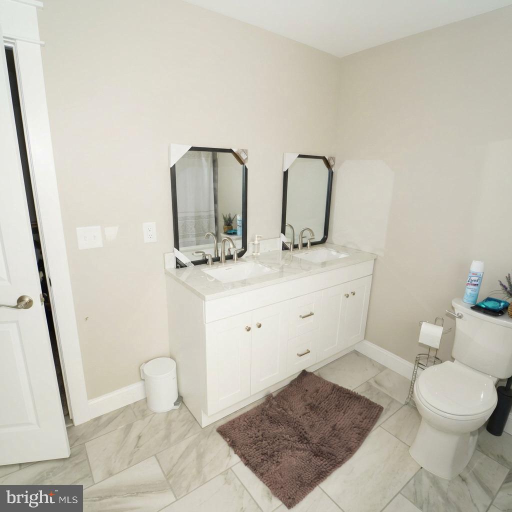 10 W Monroe St Property Photo 7