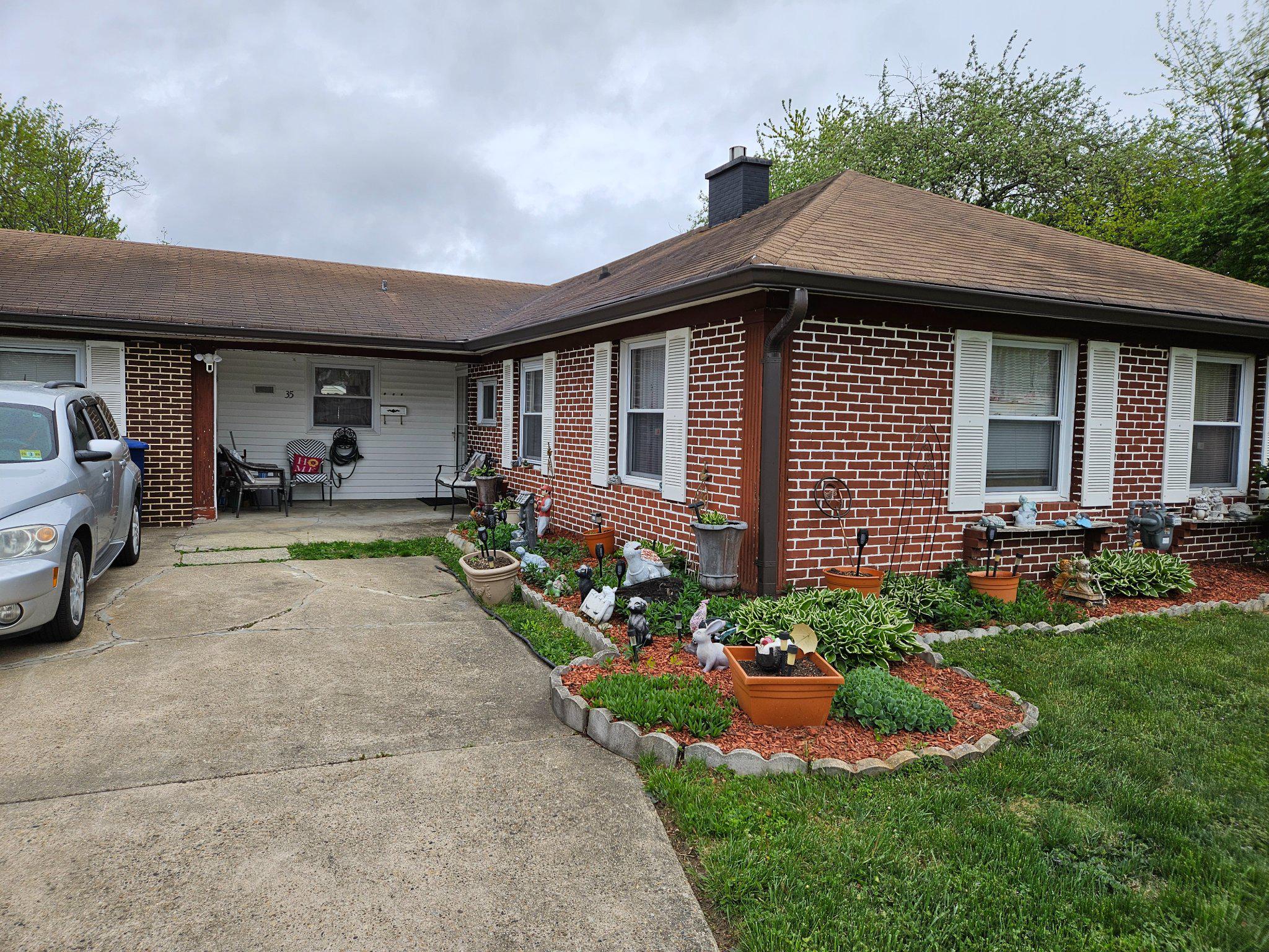 35 Pickwick Ln Property Photo 1