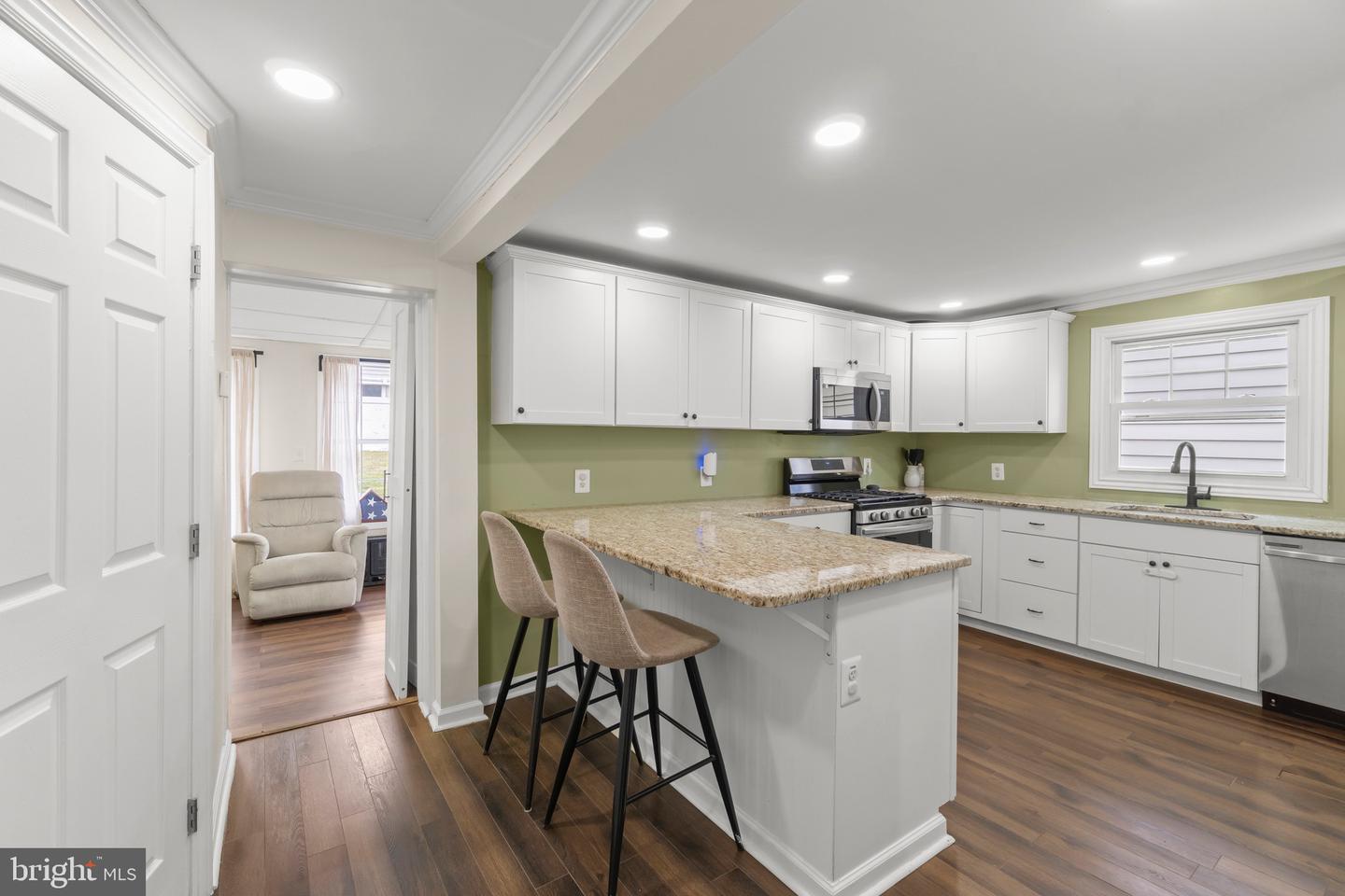 15 N Locust Ave Property Photo 5