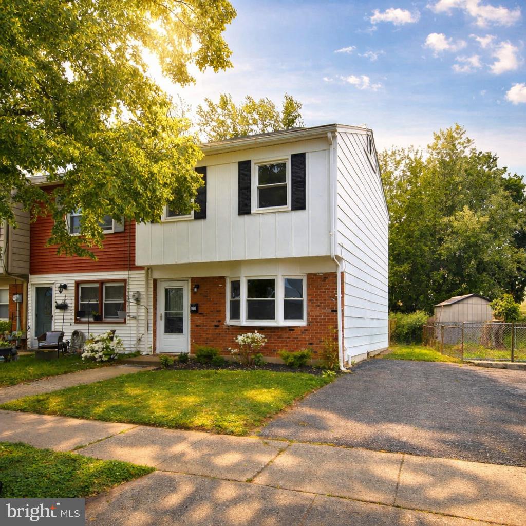 216 E Pearl St Property Photo 1