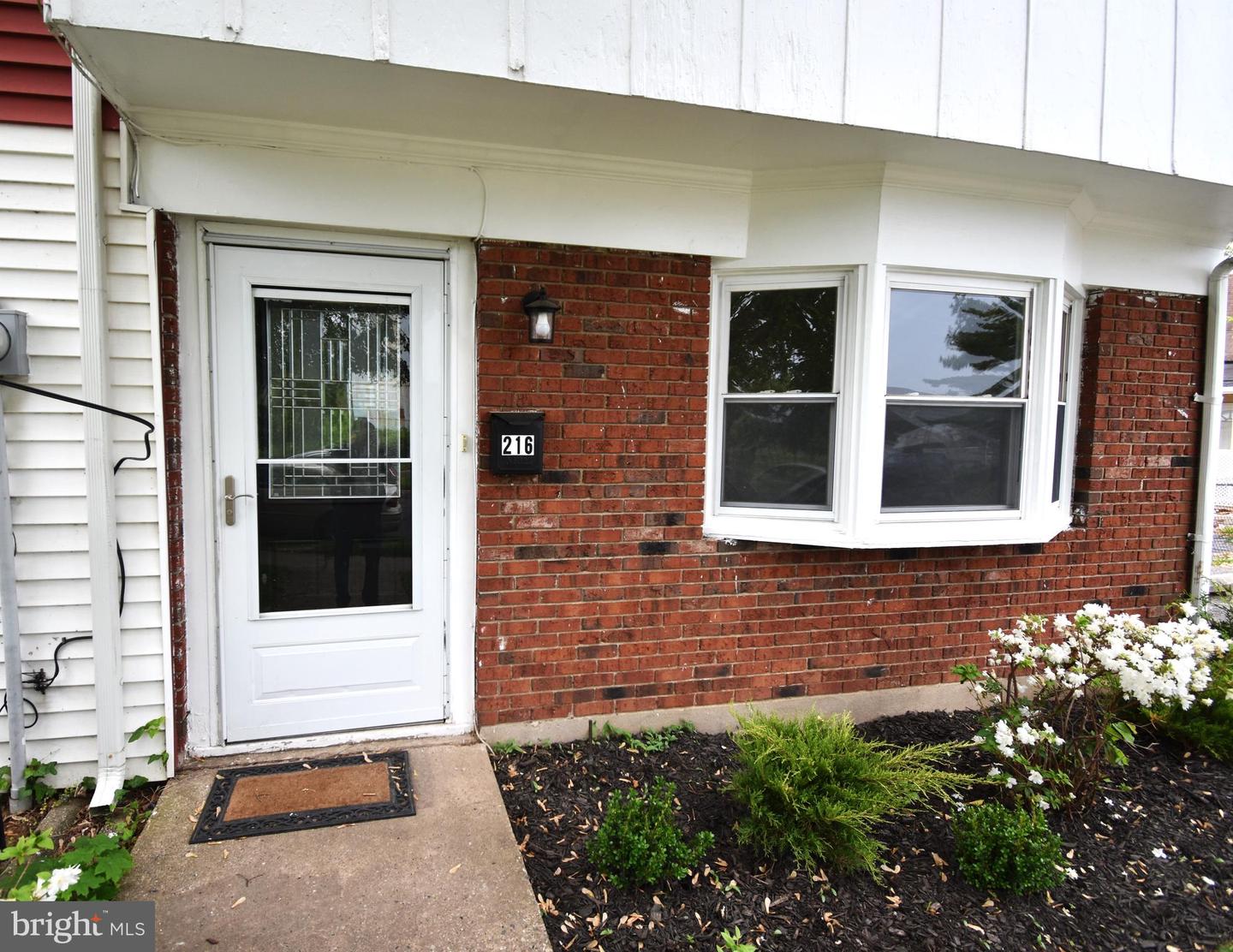 216 E Pearl St Property Photo 2