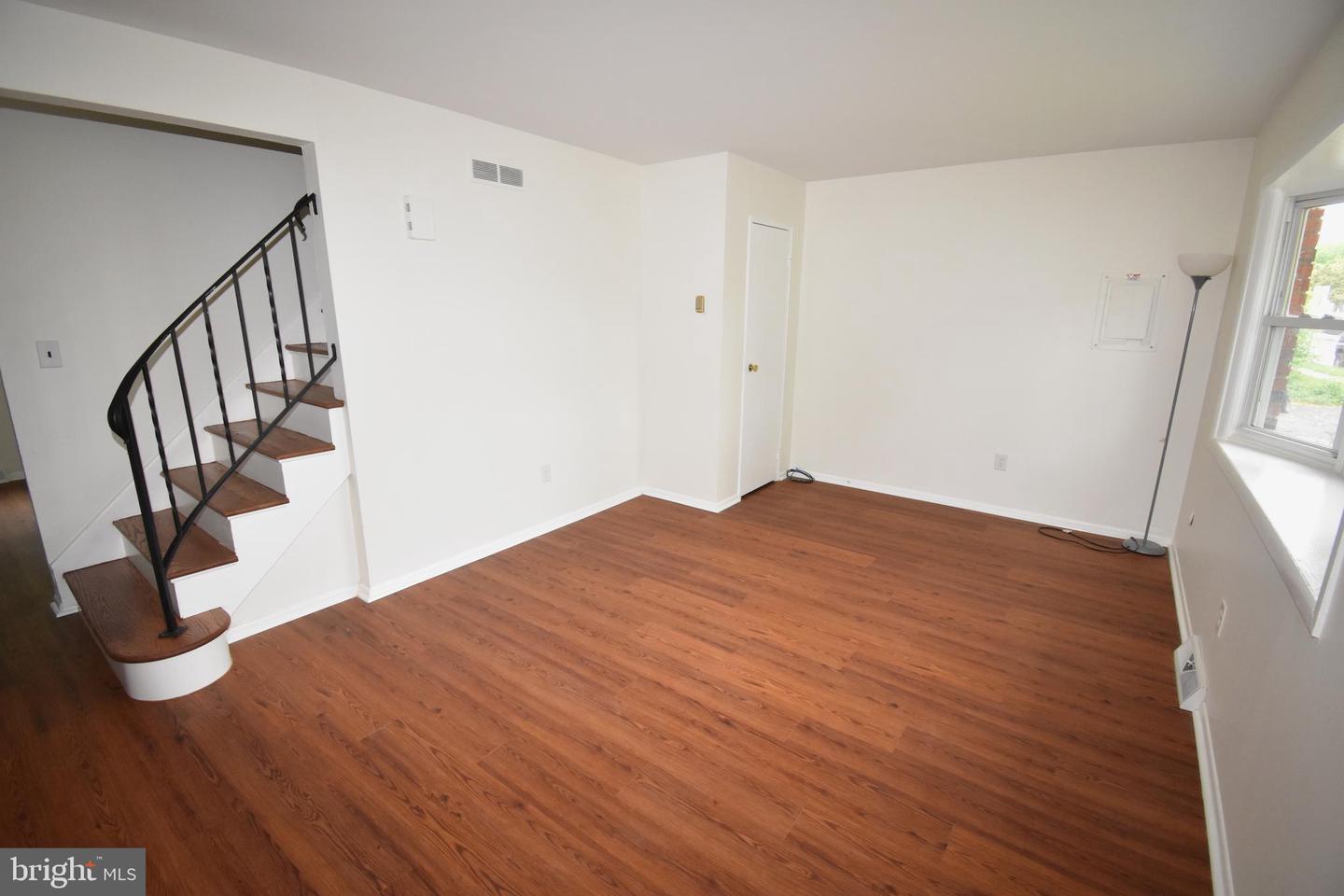 216 E Pearl St Property Photo 3