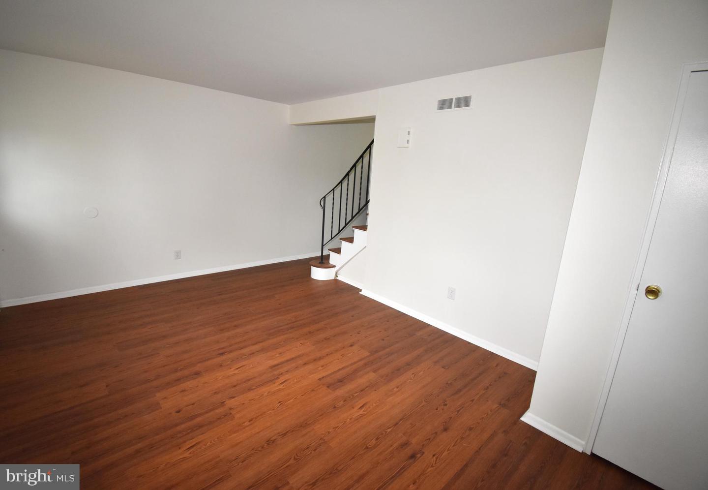 216 E Pearl St Property Photo 5