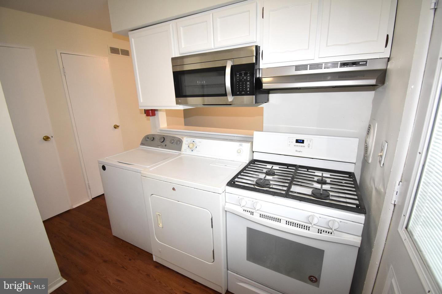 216 E Pearl St Property Photo 8