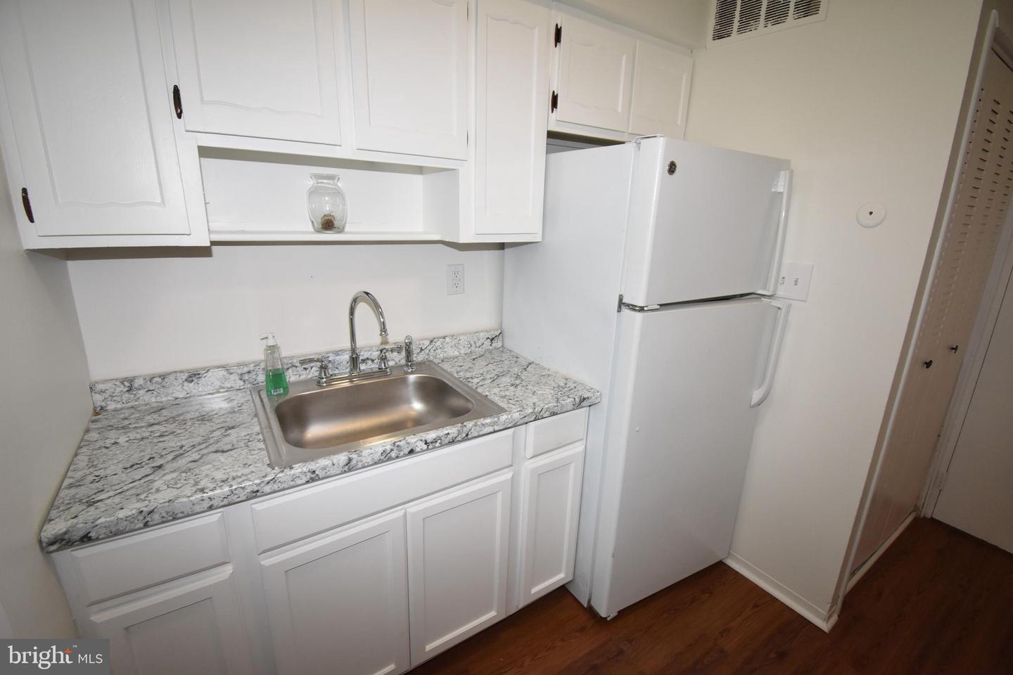 216 E Pearl St Property Photo 9