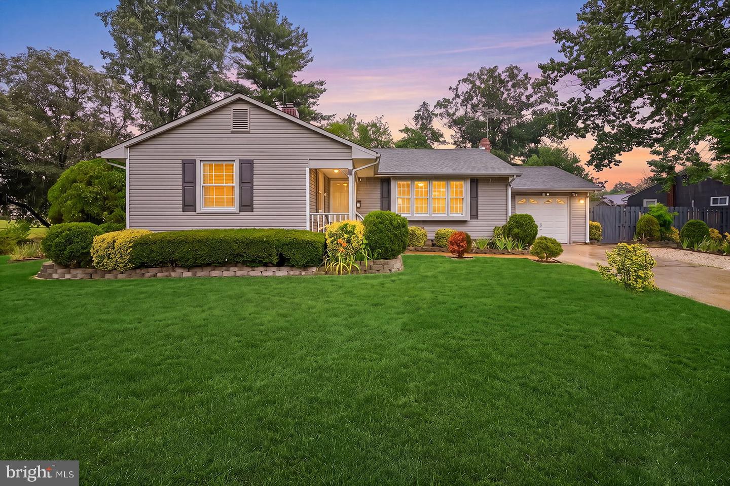 137 FAIRFAX DR