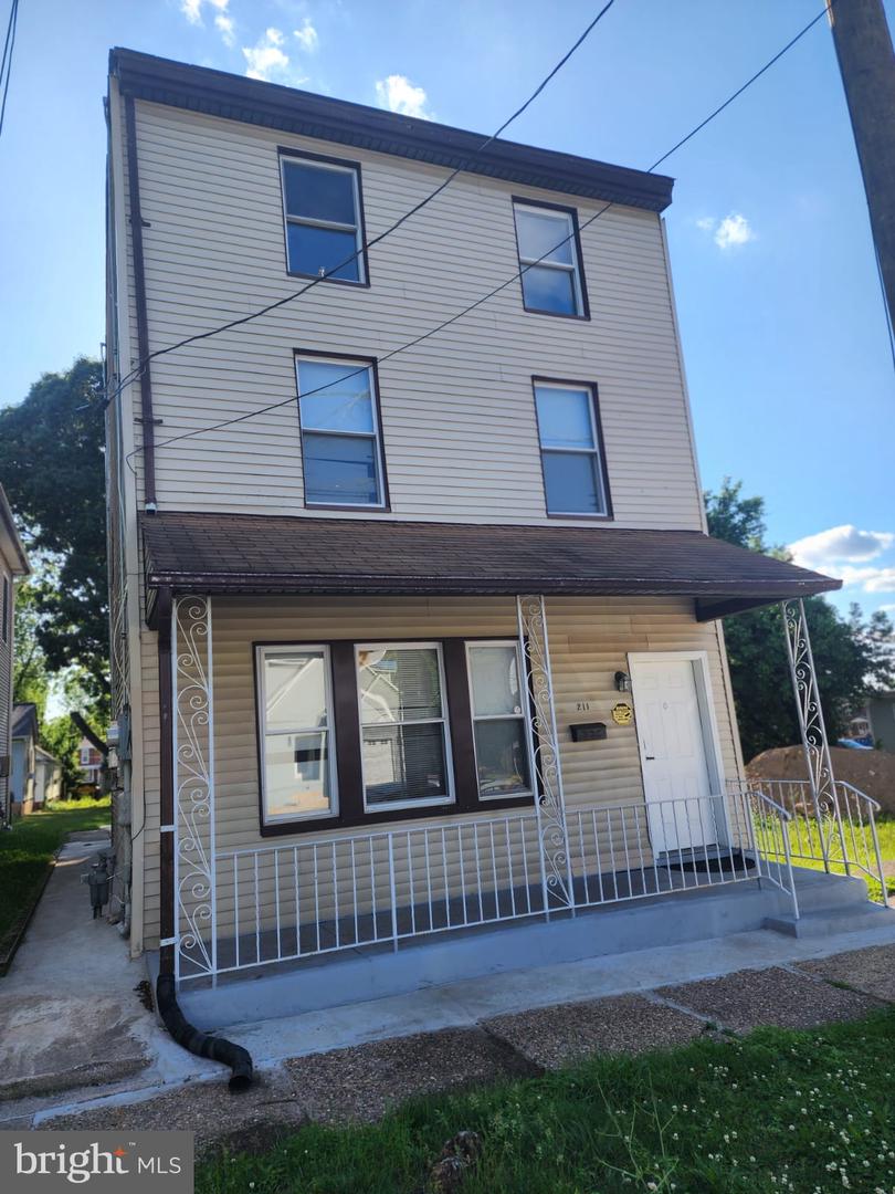 211 Broad St Property Photo 1
