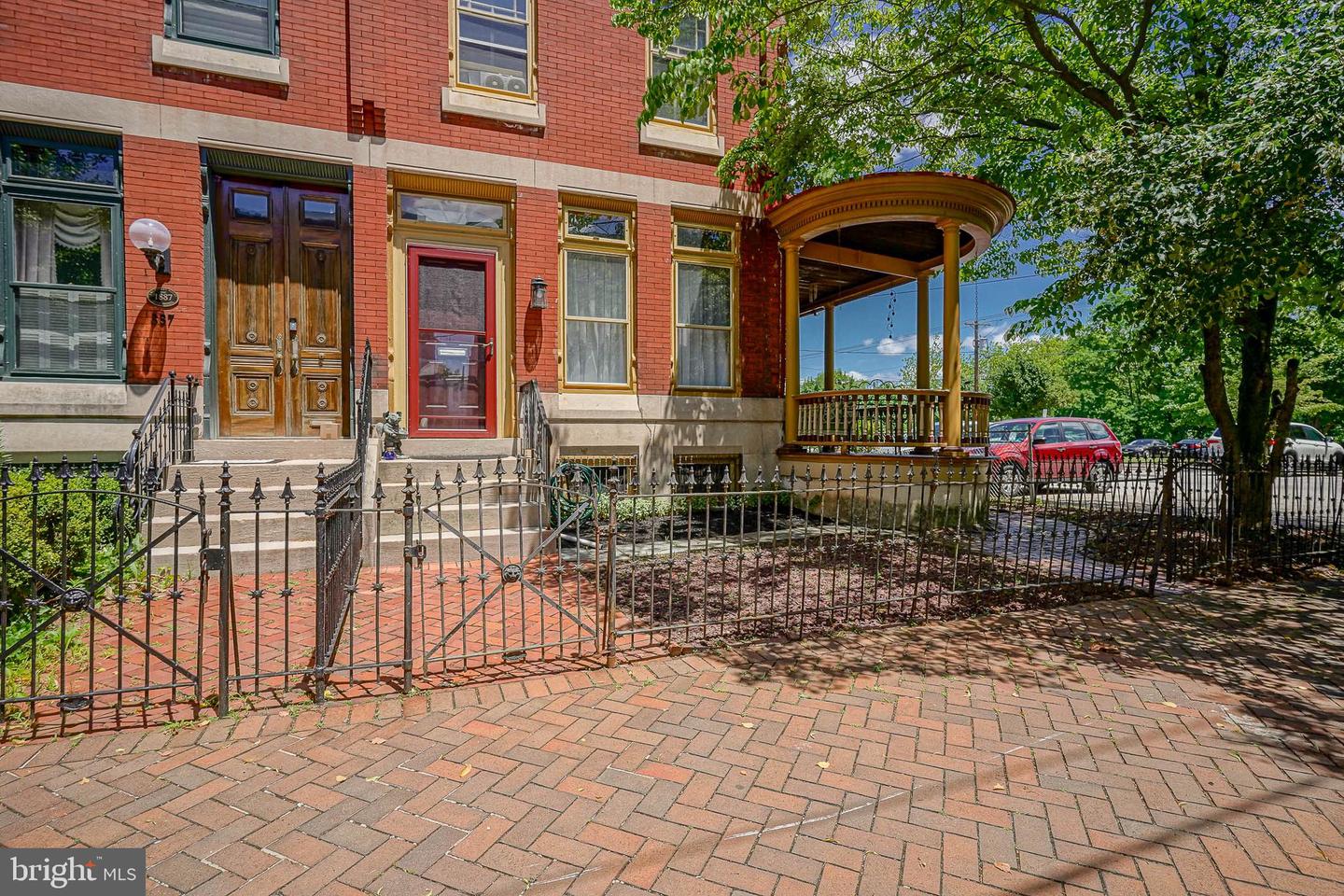 339 E Union St Property Photo 1