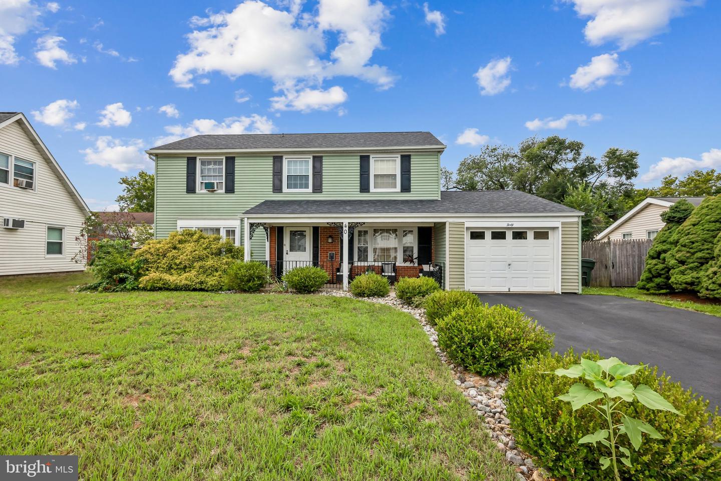 40 Berkshire Ln Property Photo 1