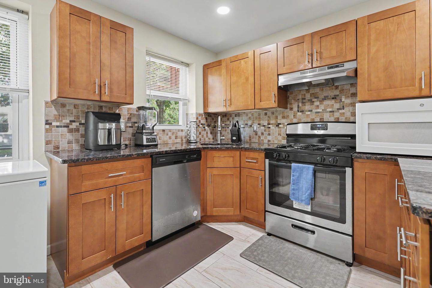 348 E Broad St Property Photo 17