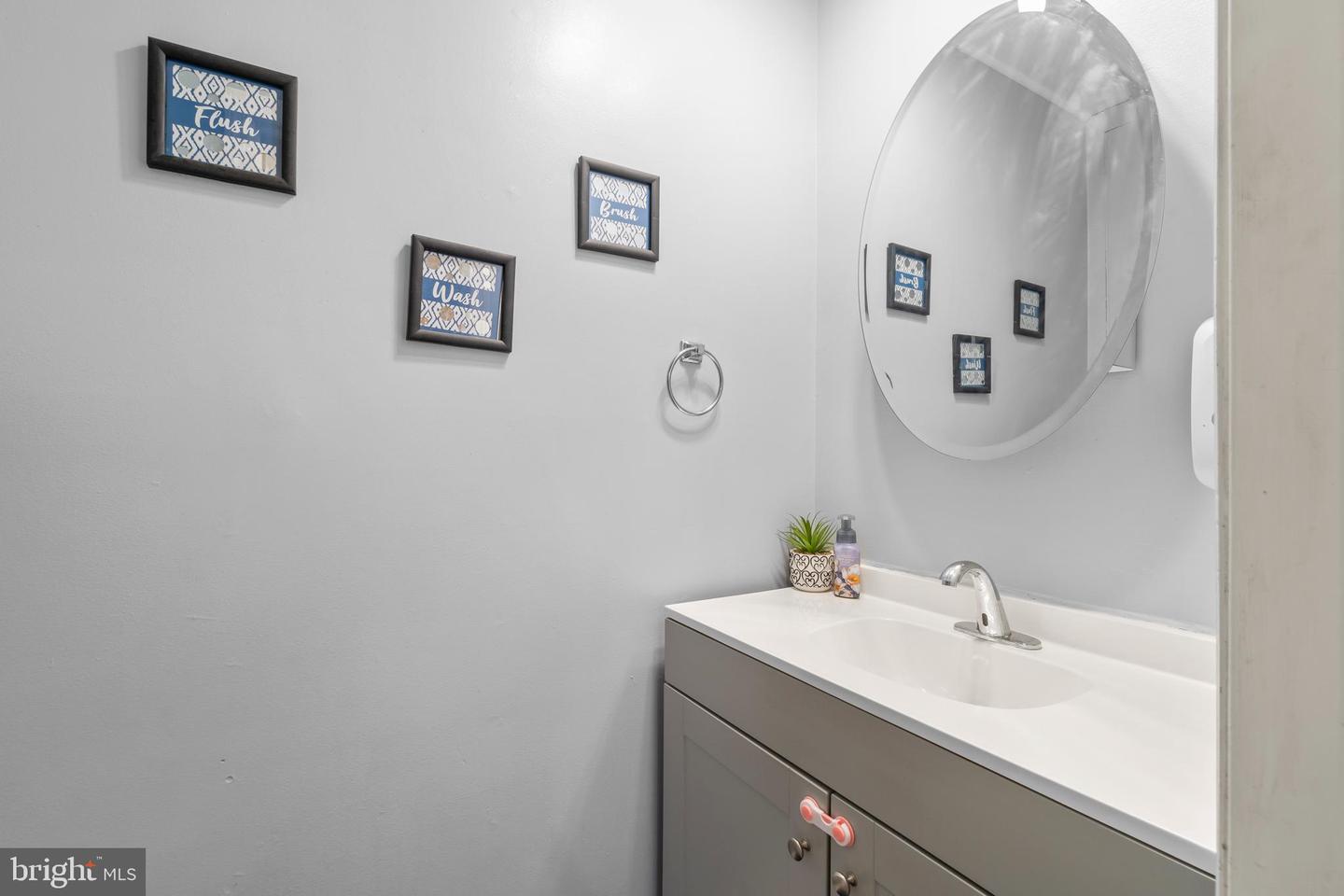 10 Bently Ln Property Photo 10