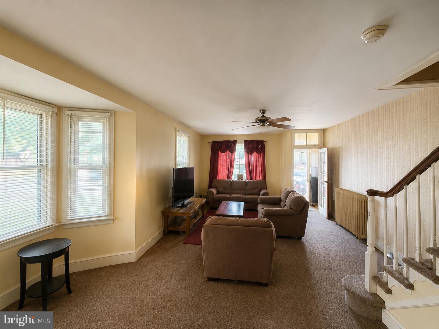 438 Saint Mary St Property Photo 3