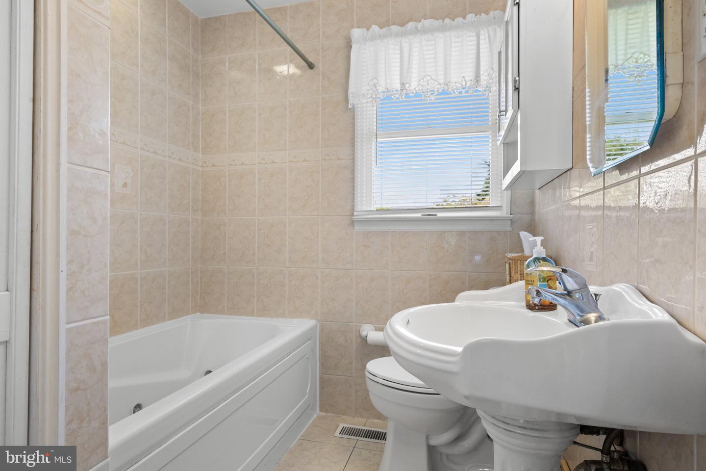 51 Nassau Rd Property Photo 35