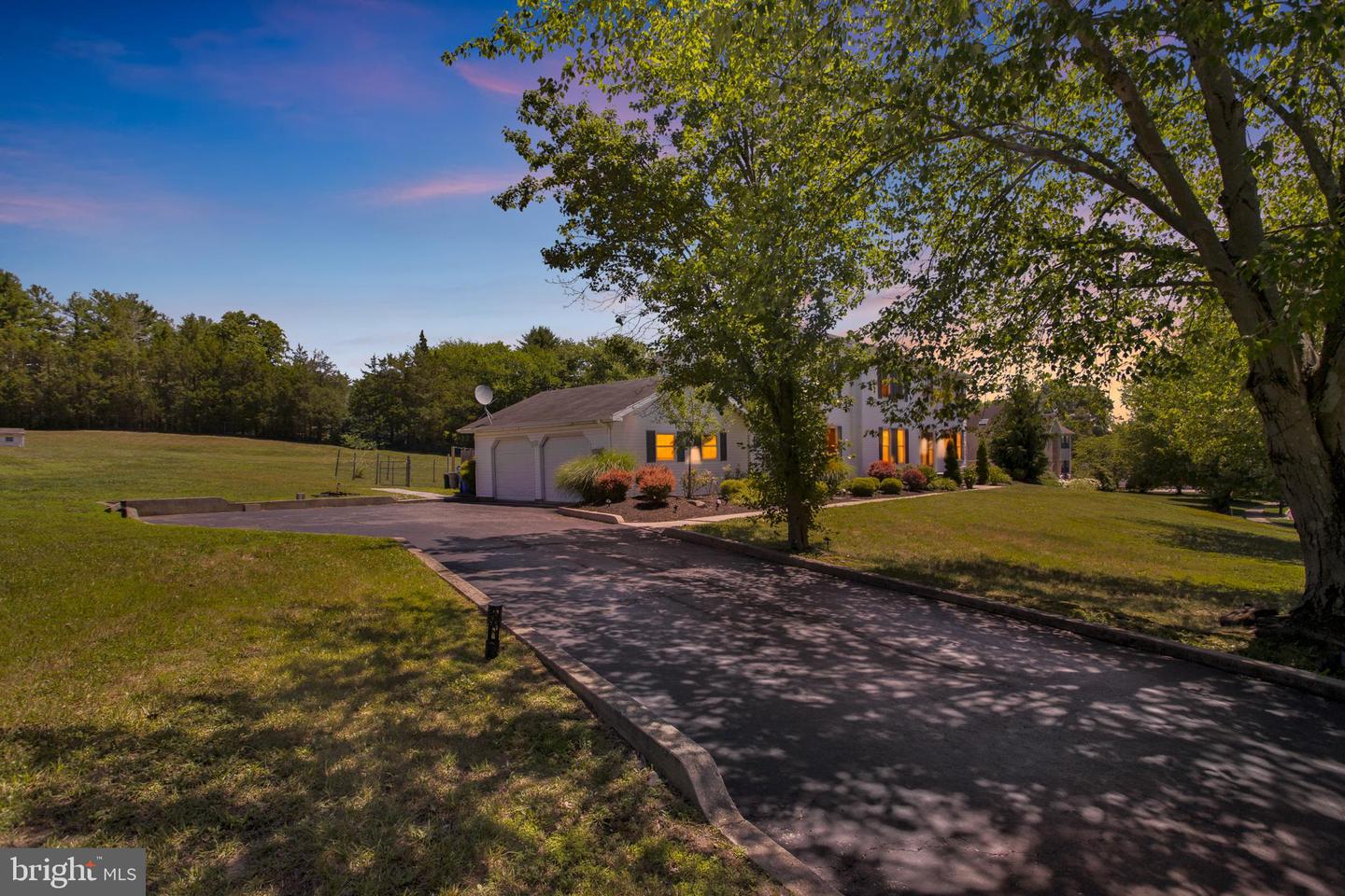 192 Yorkshire Ter Property Photo 2
