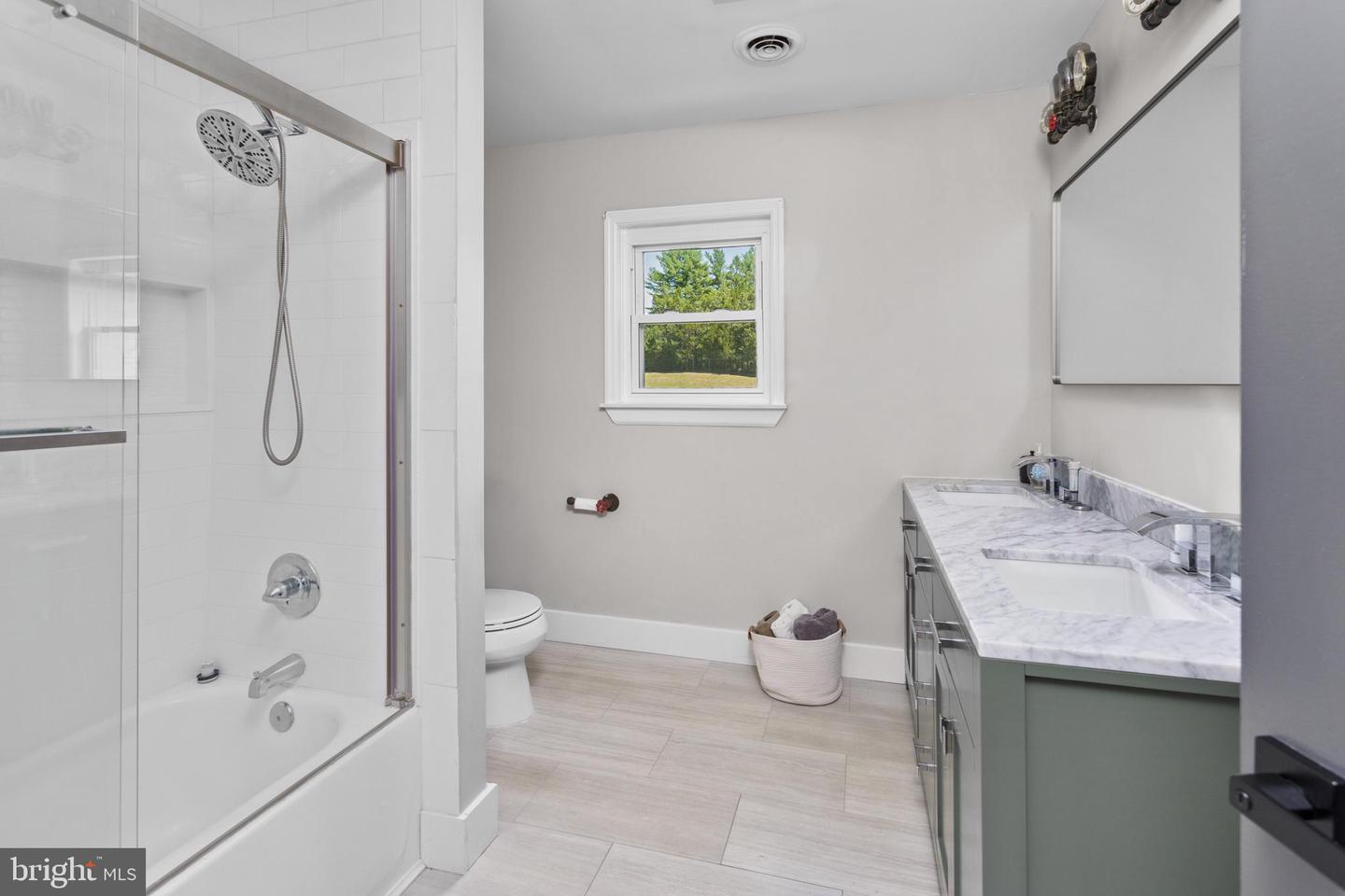 192 Yorkshire Ter Property Photo 37