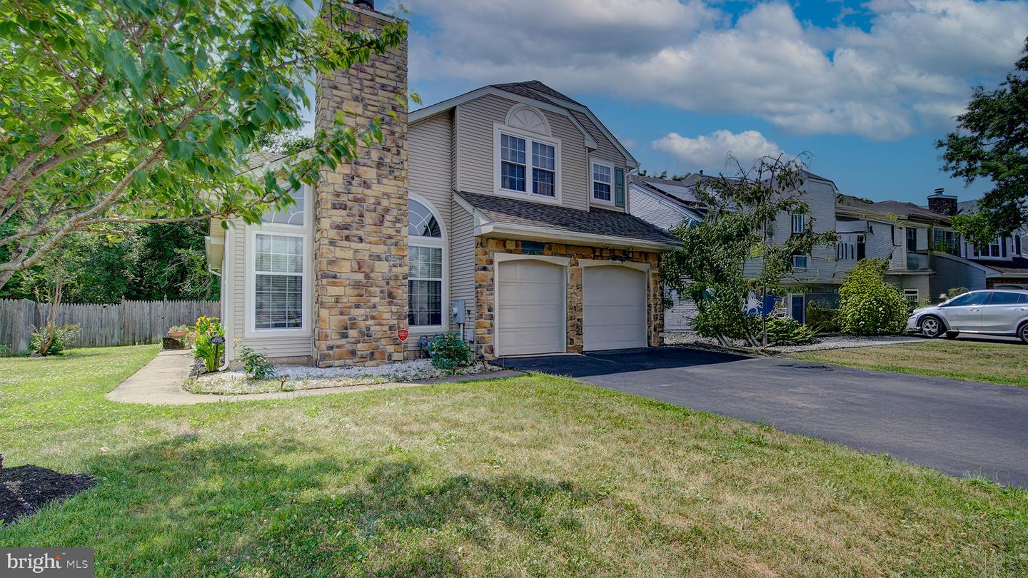 24 Foxchase Dr Property Photo 3