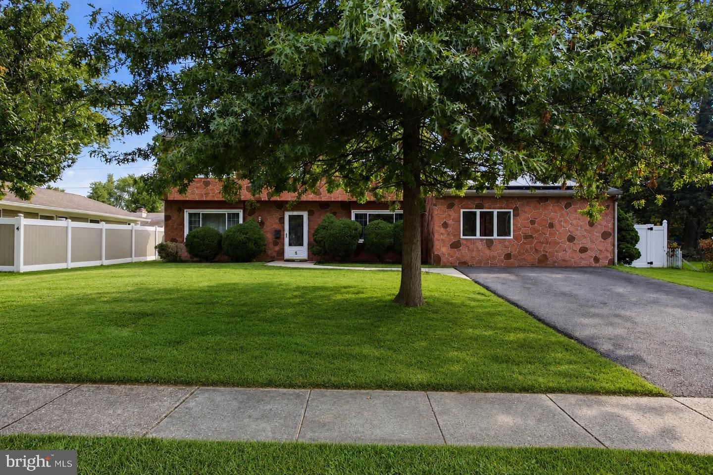 5 Newport Ln Property Photo 1