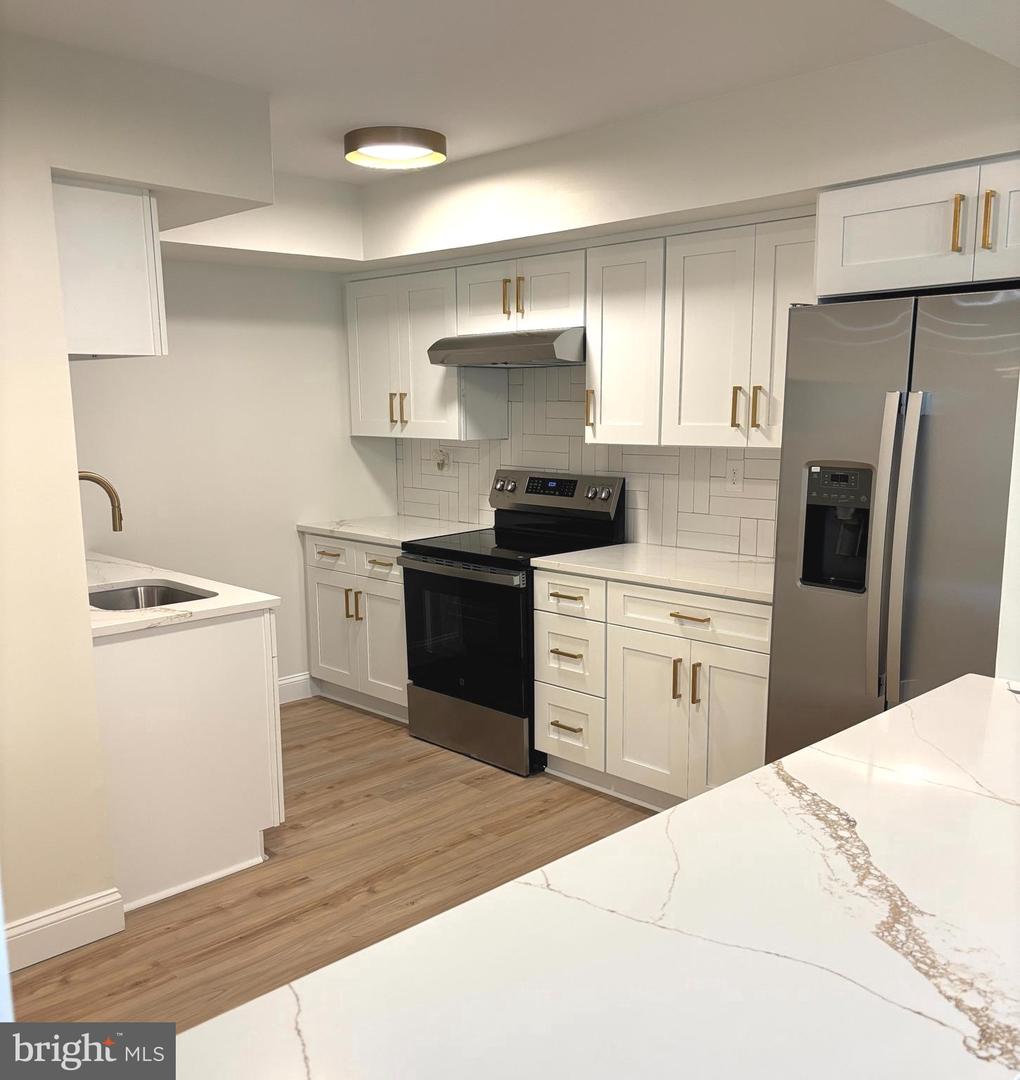 115 E Kings Hwy #211 Property Photo 1