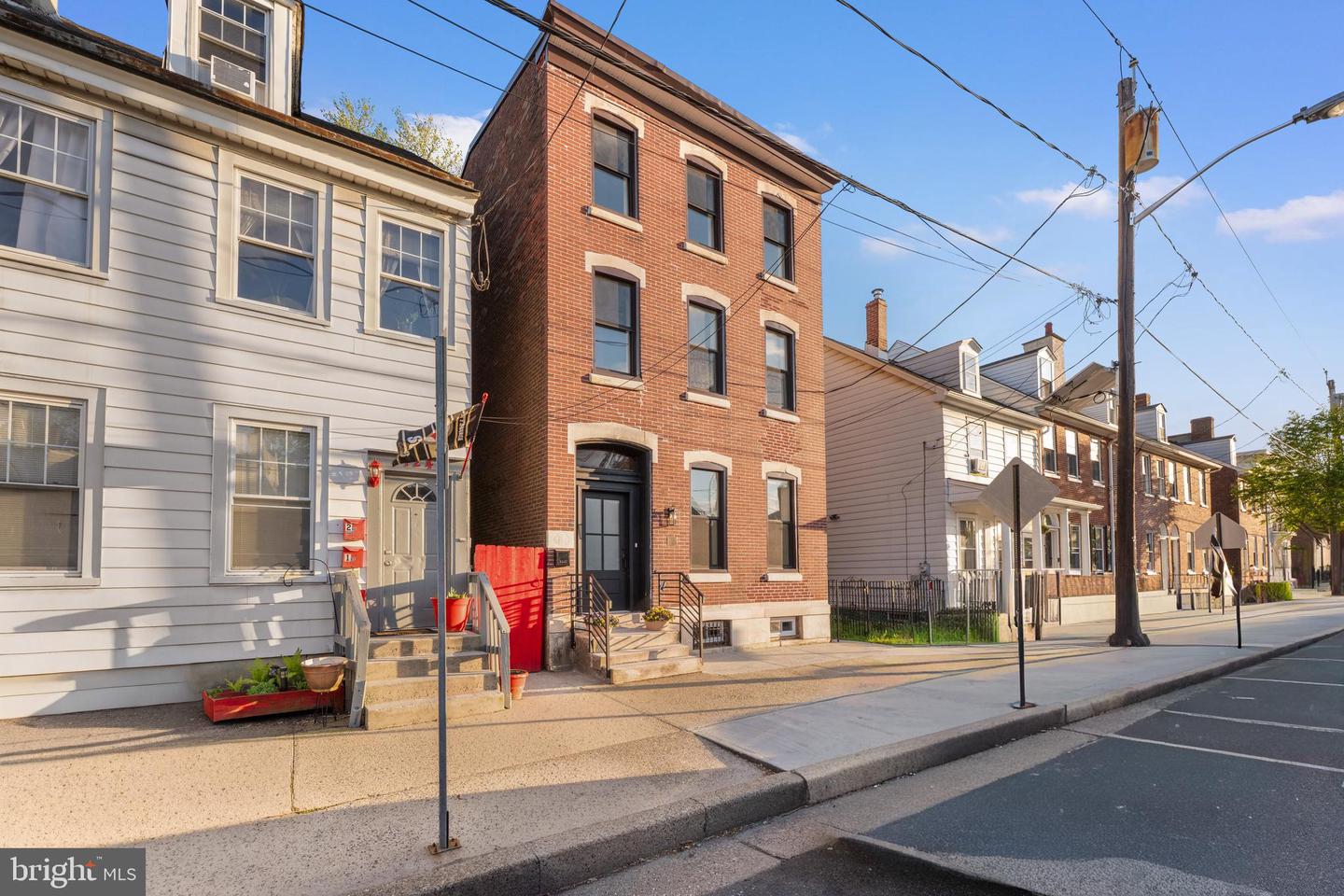 122 E Broad St Property Photo 1