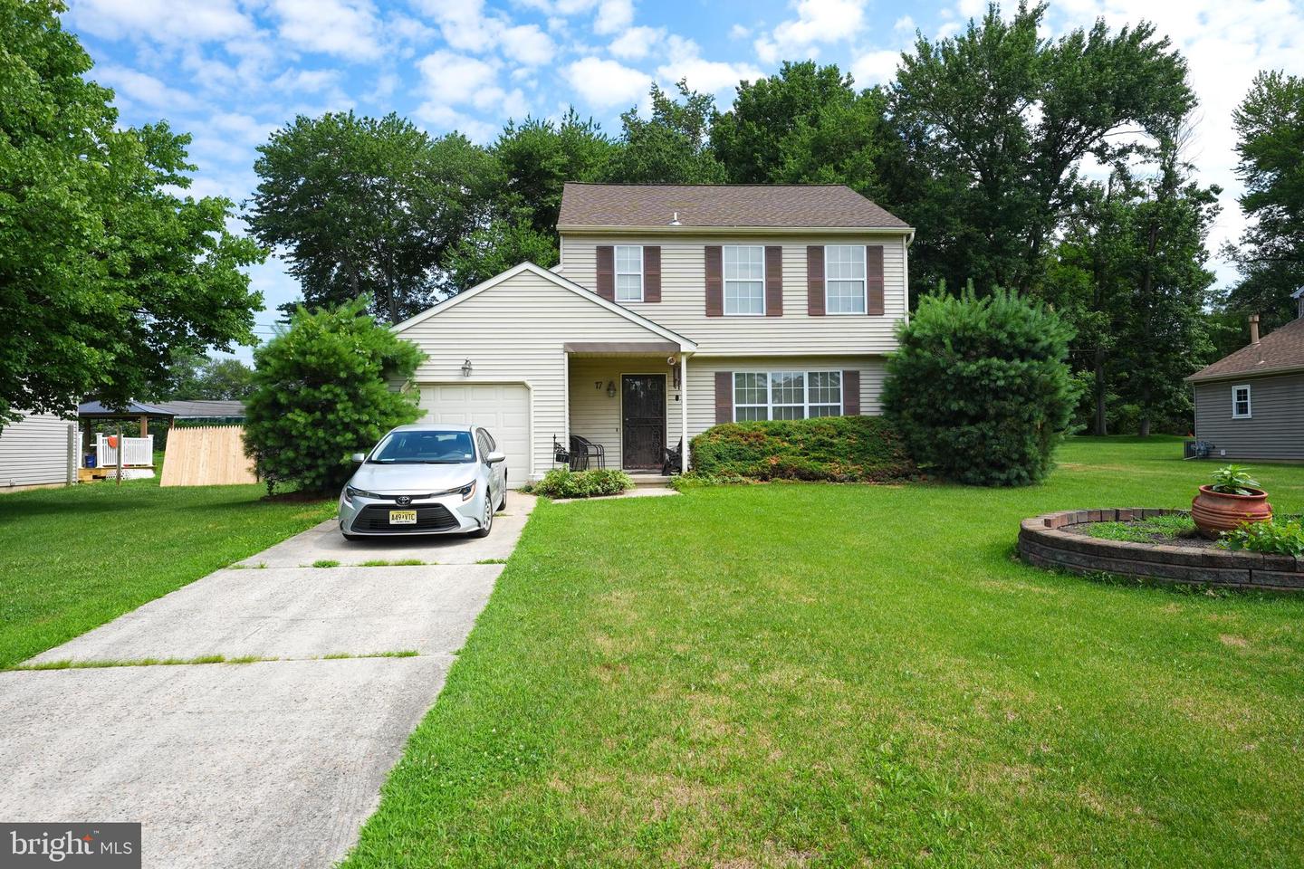 17 New Castle Ln Property Photo 1